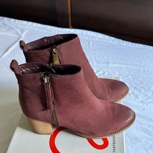 Blonde Nova Waterproof Booties. Beautiful burgundy color. Size 9.